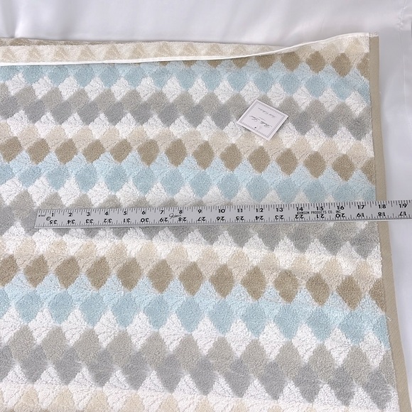 NWT Pair Bella Lux Bath Towels Geometric Flower Gray Taupe White Blue RN 138834 - Picture 7 of 9